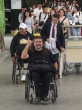 福岡・飯塚国際車いすテニス大会　開幕前に選手が続々現地入り　笑顔で歓迎、ボランティアが送迎サポート