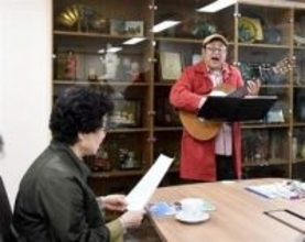 久留米市の歌手が歌う日韓友好　JR新大久保駅事故25年、犠牲の李秀賢さん思い