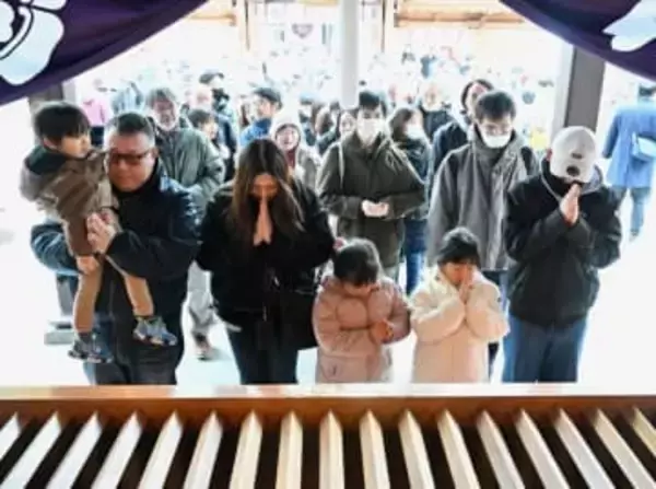 福岡市の櫛田神社、初詣客にぎわう　太宰府天満宮や宮地嶽神社200万人の人出予想