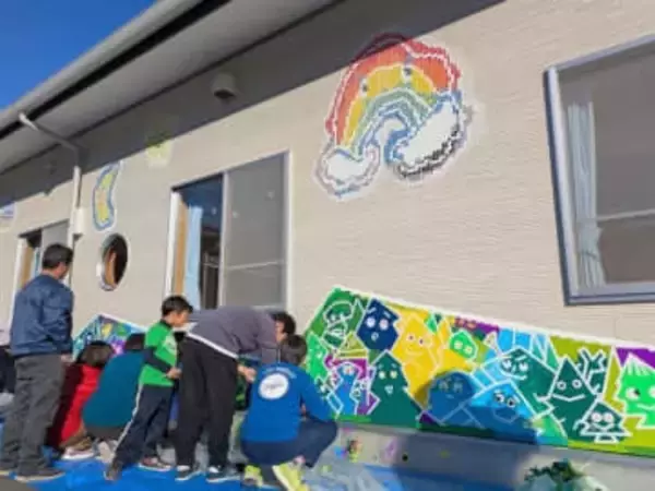 ［大分県］こども園の外壁を明るくカラフルに　中津江村　住民ら、タイルや絵で装飾