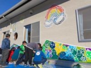 ［大分県］こども園の外壁を明るくカラフルに　中津江村　住民ら、タイルや絵で装飾