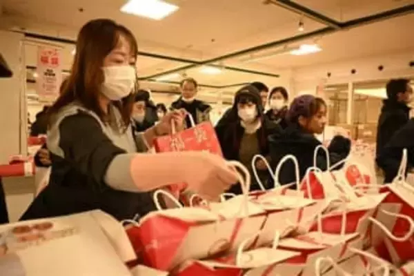 “大谷翔平観戦ツアー”90万円の福袋　小倉井筒屋の初売りに開店前から3000人が列