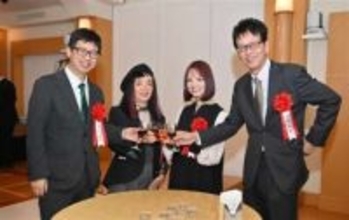 「オンリーワン」の歩み、さらに　西日本文化賞贈呈式で受賞4氏が誓う