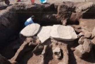 ［熊本県］ふた内面に赤色顔料と線刻　九州最大級　和水町の石棺墓　首長クラスか　調査開始