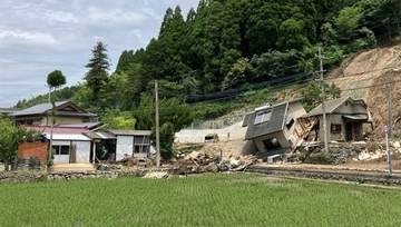 九重町土砂崩れ　被災者救助　住民ら手で掘り出す