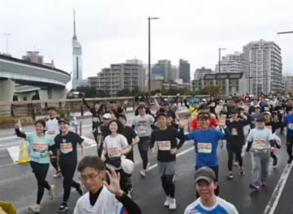 福岡マラソン2025、沿道も盛り上がり　雨まじりの中、多くの声援