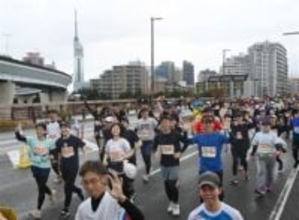 福岡マラソン2025、沿道も盛り上がり　雨まじりの中、多くの声援