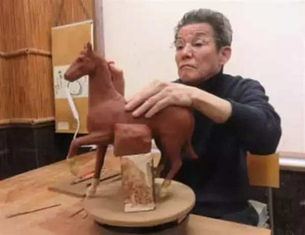 ［佐賀県］縁起良い「午」飛躍の年に　唐津市中野窯で置物づくり