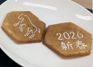 九十九島せんぺいに新年「午」、機械と勘違いされる職人の技　長崎・佐世保市