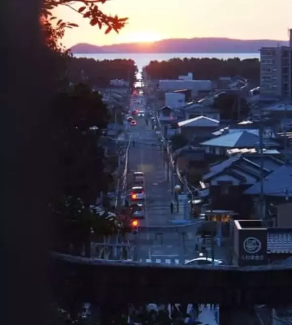 宮地嶽神社の参道照らす「光の道」　福岡・福津市で2月28日まで「夕陽のまつり」