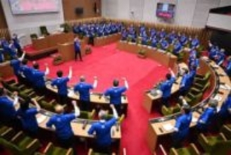 V長崎J1へ　長崎市の議場で応援Tシャツ　窓口の市職員も着用　29日最終戦　4市町でPV