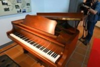 遠藤周作のピアノを一般公開　長崎市の文学館、製造終了のヤマハ製「軽やかで温かい音色」