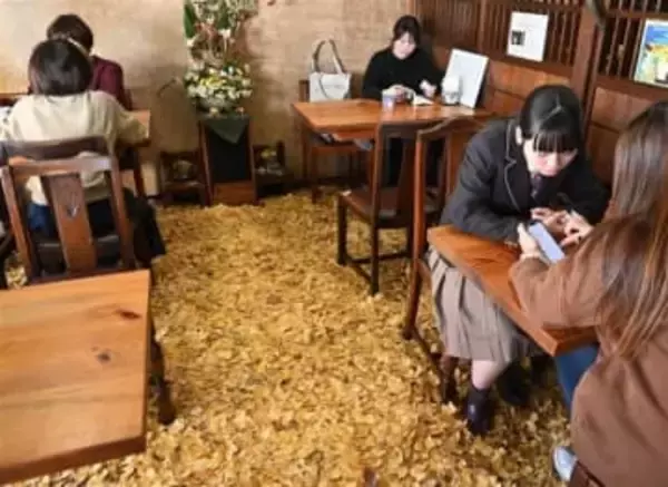 “黄色いじゅうたん”でコーヒーを　長崎市の喫茶店、床にイチョウの葉