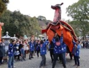 ［熊本県］八代妙見祭初の元日祈願　亀蛇と獅子が演舞披露　ユネスコ無形文化遺産10年