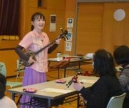 長崎・諫早で三線に40人挑戦