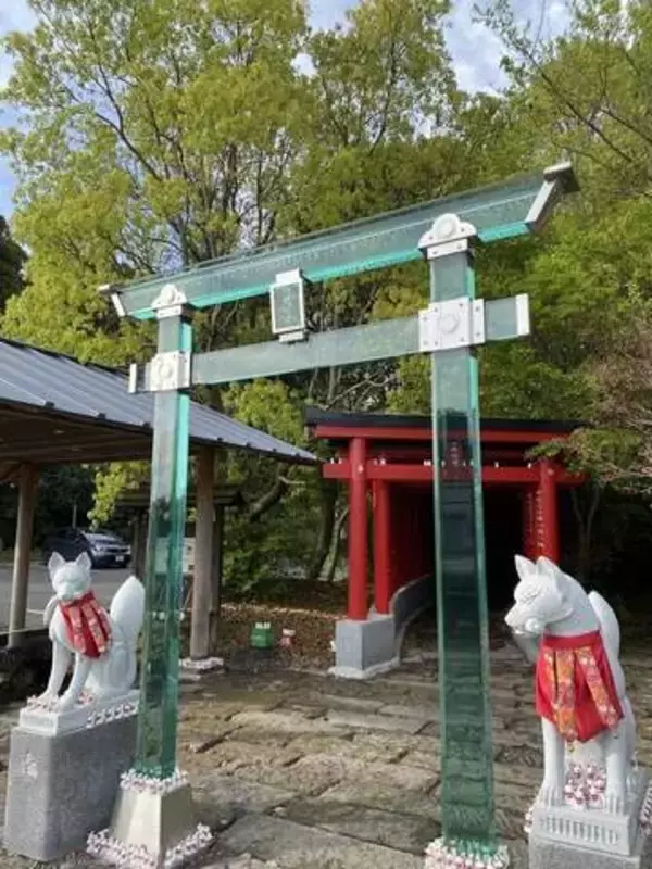 〝ガラスの鳥居〟って何？天気や光で表情が変わる神社に「初めて見た」「神秘的」　一方で「耐久性が気になる」「掃除が大変そう」などの声も