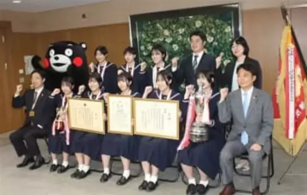 熊本・八代白百合学園高剣道部　玉竜旗Vを知事に報告　　全国高校総体個人優勝も