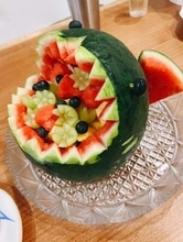 4歳息子「誕生日は果物が良い！」⇒〝破壊力すごい〟母がスイカで作った思わぬ一品に「すごーい！！」「ジョーズだけにじょーず」