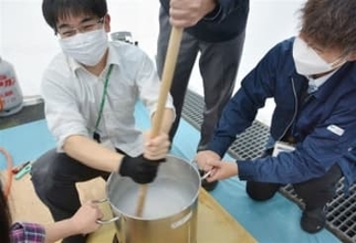 九州国立博物館で「寒糊炊き」　大寒前後の伝統行事、昔ながらの製法で100人作業