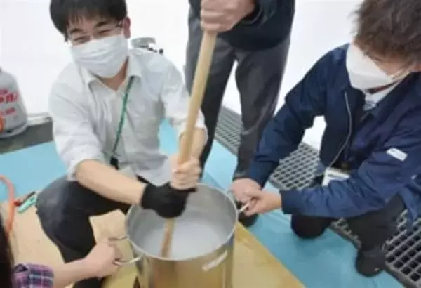 九州国立博物館で「寒糊炊き」　大寒前後の伝統行事、昔ながらの製法で100人作業