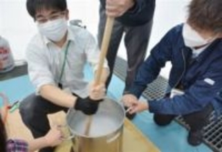 九州国立博物館で「寒糊炊き」　大寒前後の伝統行事、昔ながらの製法で100人作業