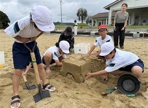 児童がサンドアート挑戦　佐賀・伊万里市立黒川小の伝統行事