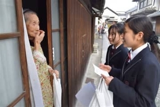 1人暮らしの高齢者に高校生が手作り餅　大分の日田地区青少年赤十字