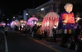「万灯行列」華やかに　福岡・うきは市の鎮西身延山本佛寺