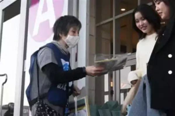 福岡市東区の老夫婦殺害事件から25年　次女ら情報呼びかけ　大型商業施設でチラシ配布