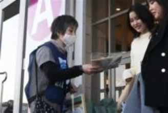 福岡市東区の老夫婦殺害事件から25年　次女ら情報呼びかけ　大型商業施設でチラシ配布