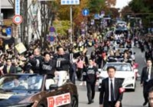 ソフトバンクがVパレード　孫オーナー、王会長も参加　沿道から大声援