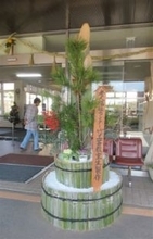 福岡・久留米市田主丸町で門松を地域のお年寄りが制作