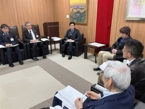 やりとり難航→孤立→脳への情報減→症状進む　「難聴対策で認知症予防」佐世保市医師会が要望