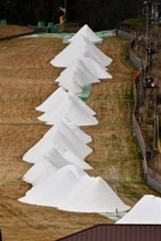 ［大分県］ゲレンデに雪の〝山脈〟　くじゅう森林公園