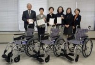 ［大分県］国際ソロプチ日田　車椅子と募金寄贈