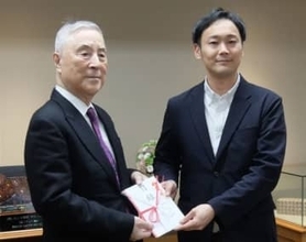 西日本シティ銀の職員組合が福岡・筑前町のやすらぎ荘へ支援金