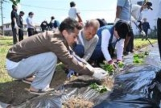 ［佐賀県］7カ国の留学生75人　住民と交流　一緒にサツマイモの苗植え　鳥栖市の日本語学校