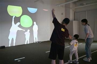 ふしぎな光の世界へようこそ！　体験型アート展　「光のラビリンス」　長崎・壱岐市の一支国博物館で9月1日まで