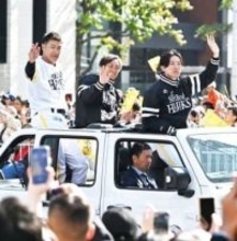 ソフトバンクホークスが優勝パレード　小久保監督「本当に（日本一を）達成できて良かったなと」