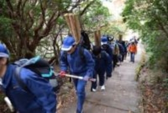［大分県］登山客の安全　高校生下支え　玖珠美山高「伝統」くじゅうの道補修　「重い」「きつい」…くい新調に苦戦