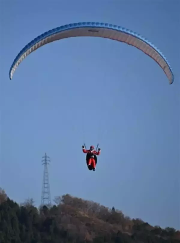 大分・玖珠町　サンタ　空からプレゼント　今年は花火も打ち上げ
