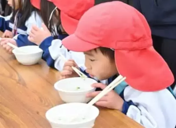 ほくほく七草がゆおいしいね　福岡・嘉麻市の北斗宮で初の振る舞い