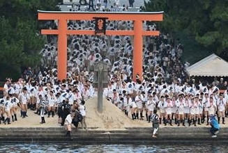 博多祇園山笠、全流お汐井取り　最高気温32・5度…炎天下に響く「オッショイ！」