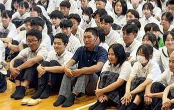 甲子園8強、熊本・有明高の西山さんが母校で後輩にエール　福岡・大牟田市の宮原中　「目標つくり全力尽くして」