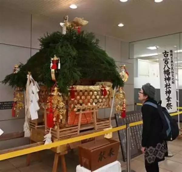 スギの葉ぶきの緑のみこし、福岡・香春町役場に5月1日まで展示