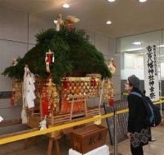 スギの葉ぶきの緑のみこし、福岡・香春町役場に5月1日まで展示