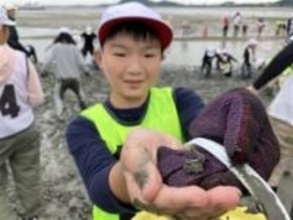 北九州・曽根干潟で小学生450人が環境学習　希少生物に触れる恒例「どろんこ集会」