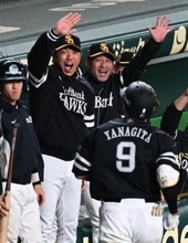 ソフトバンクホークス小久保監督、28年まで新たに3年契約　黄金期へ「引き続き、王イズムを継承」