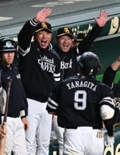 ソフトバンクホークス小久保監督、28年まで新たに3年契約　黄金期へ「引き続き、王イズムを継承」