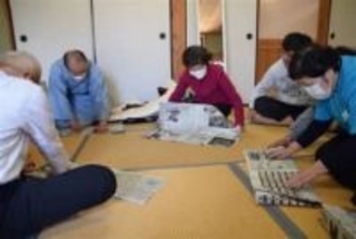［大分県］「はまる」新聞のバッグ作り　自ら「図柄」考え、増す楽しさ　日田市の藤井さん指導　避難時の整理、菓子入れ、リハビリ…広がる用途